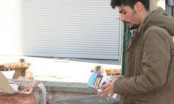 Çöp toplarken bulduğu kitap hayatını kurtardı