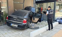 Aydın’da kontrolden çıkan araç mobilya mağazasına daldı