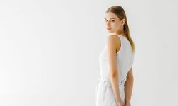 Minimalist giyimin zarafeti ve etkileyici gücü