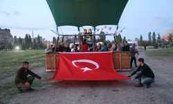 Kapadokya’da bayraklı balonlarla bayram kutlaması