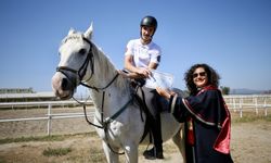 Atçılık öğrencileri mezuniyetini at sırtında kutladı