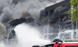 Londra’ya giden uçak yerleşim alanına düştü!