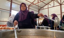 Elmalı’da gönüllülerin hazırladığı aşure dağıtıldı