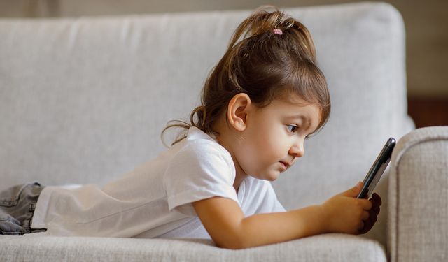 Uzun ekran süresi çocuk gelişimini nasıl şekillendiriyor