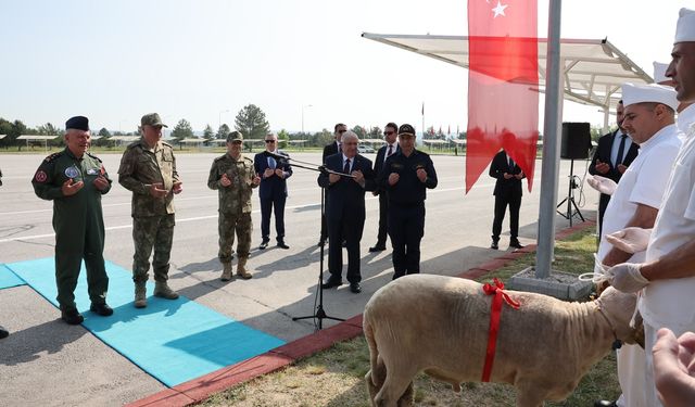 Erdoğan: Kahraman askerlerimizin bayramını kutluyorum