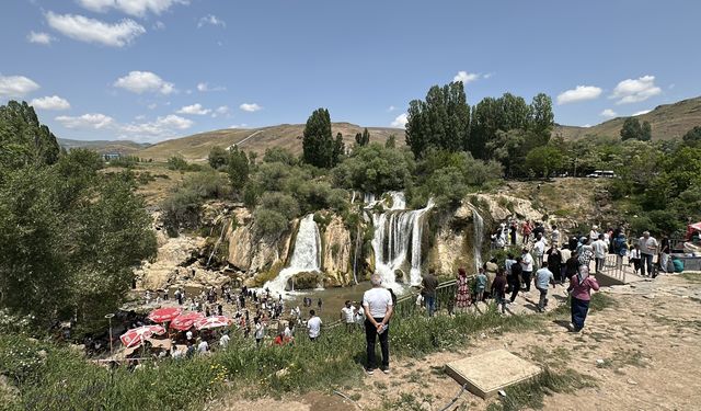 Muradiye Şelalesi’nde bayram kalabalığı