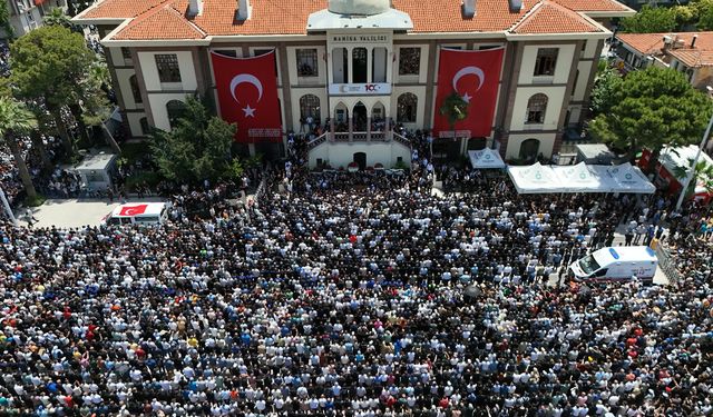 Ferdi Zeyrek için belediye önünde tören düzenlendi