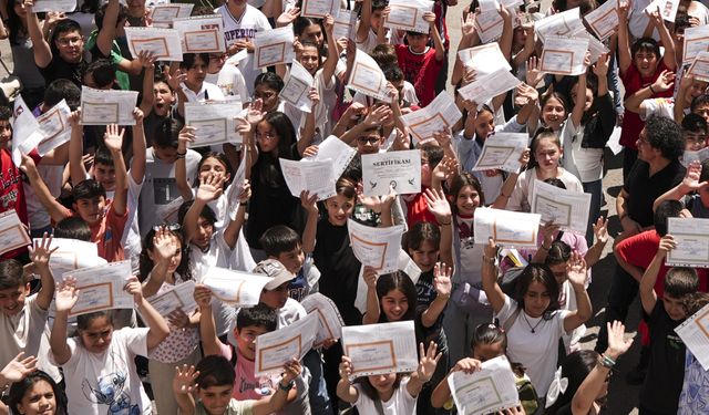Yaklaşık 20 milyon öğrenci karnesini aldı, yaz tatili başladı