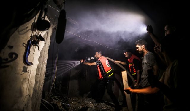 İsrail Gazze’de mülteci kampını vurdu, yangın çıktı