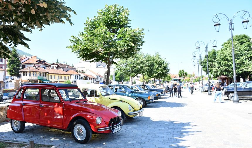 Avrupa’dan gelen klasik otomobiller Prizren’de sergilendi