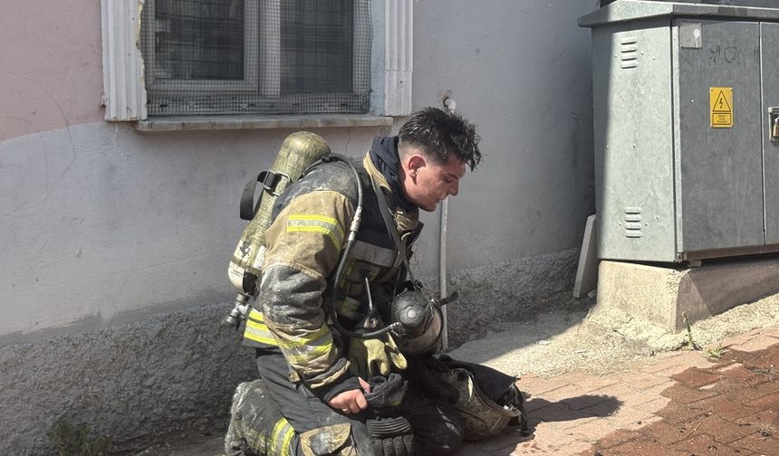 Yangın iki binayı sardı, 3 kişi alevlerin içinden çıkarıldı